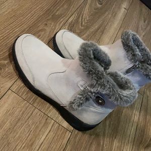 Brand, khombu, size, 8M, women, color gray, condition good.